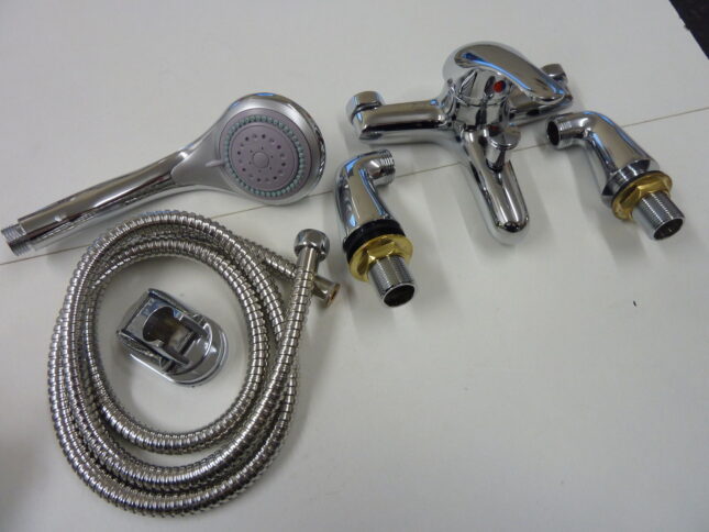 G4K Tidy Chrome Deck Mounted Bath Shower Mixer & Kit - Image 8
